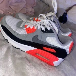 NIKE AIRMAX 90 size 5y (womens 7) NEVER WORN!!!!